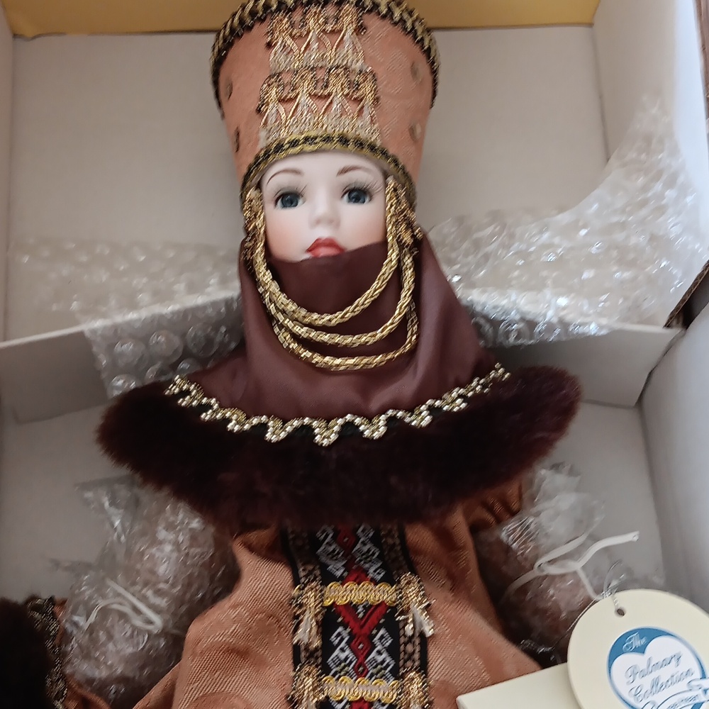 Anastasia: Porcelain Doll. Mint Condition. New In Box w/COA. Limited Edition. - Picture 5 of 9